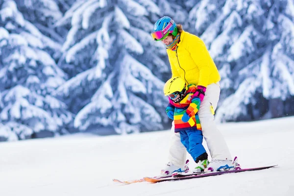 Moeder en kleine jongen skiing — Stockfoto