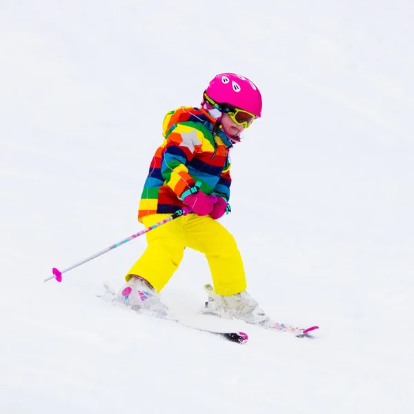Ragazzina sciare in montagna — Foto Stock
