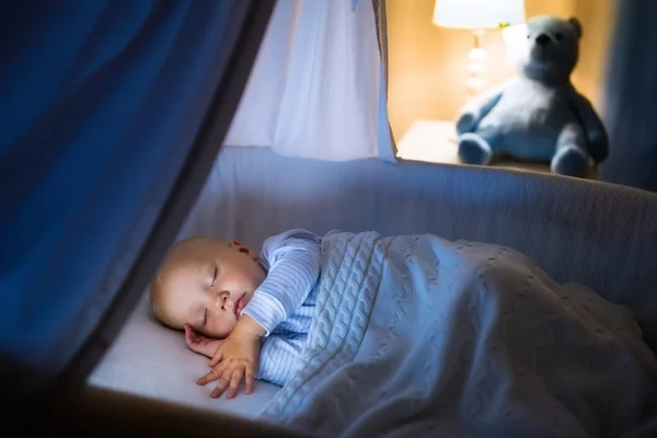 Babyjongen slapen 's nachts — Stockfoto