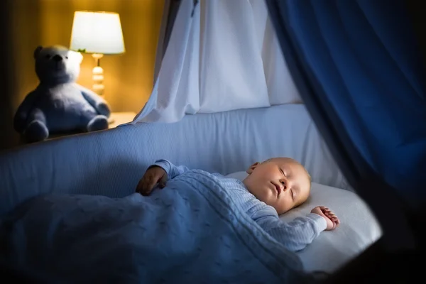 男婴在晚上睡觉 — 图库照片