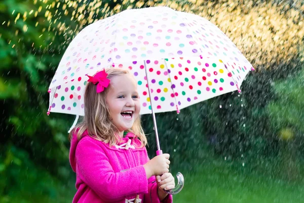 Niña con paraguas en la lluvia — Foto de Stock