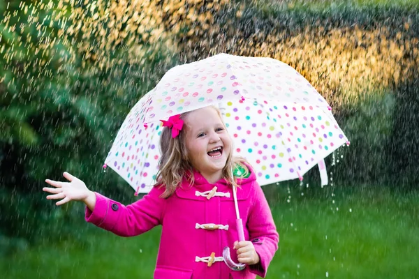 Yağmurda şemsiyeli küçük kız — Stok fotoğraf