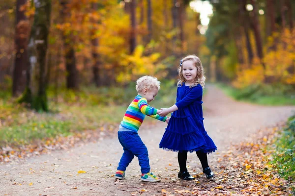 Enfants jouant dans le parc d'automne — Photo