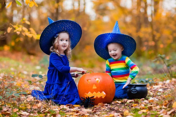 Crianças com abóboras no Halloween — Fotografia de Stock