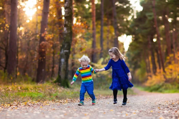 Děti hrají v podzimním parku — Stock fotografie