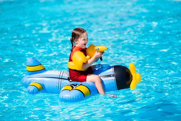 Lille pige i swimmingpool - Stock-foto