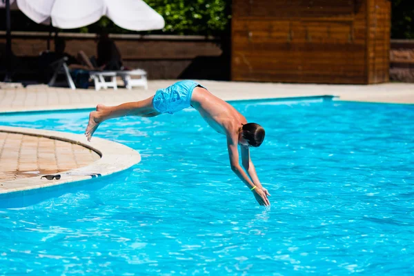 Menino mergulho na piscina — Fotografia de Stock