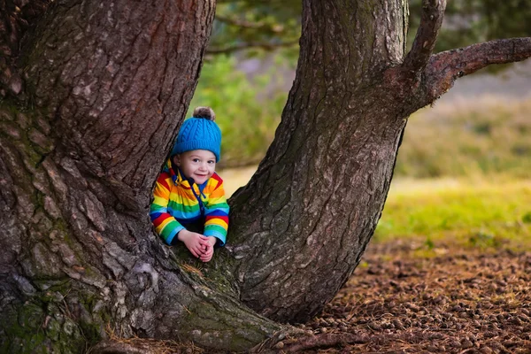 Menino brincando no parque de outono — Fotografia de Stock