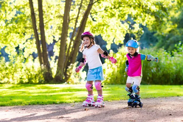 Kids roller skating in summer park — Stock Photo, Image