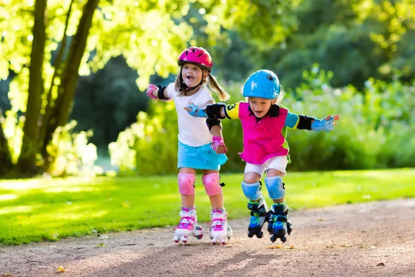 Crianças patinagem no parque de verão — Fotografia de Stock