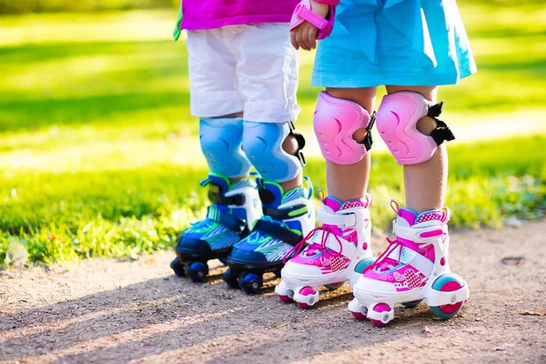 Patinaje infantil en el parque de verano —  Fotos de Stock