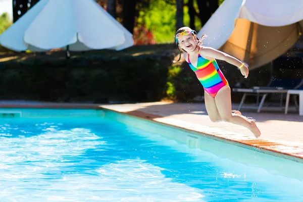 Μικρό κορίτσι άλματα στην πισίνα — Φωτογραφία Αρχείου