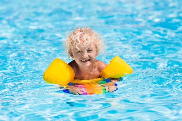 Yüzme havuzunda küçük bir çocuk — Stok fotoğraf