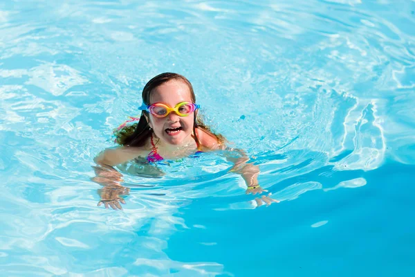 Child learning to swim in pool — Stock Photo, Image