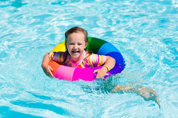 Meisje met speelgoed ring in zwembad — Stockfoto