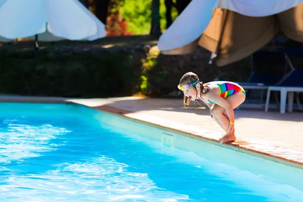 Little girl jumping into swimming pool — Stock Photo, Image