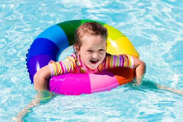 Liten flicka med leksak ring i poolen — Stockfoto