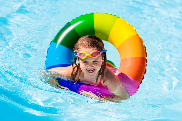 Meisje met speelgoed ring in zwembad — Stockfoto