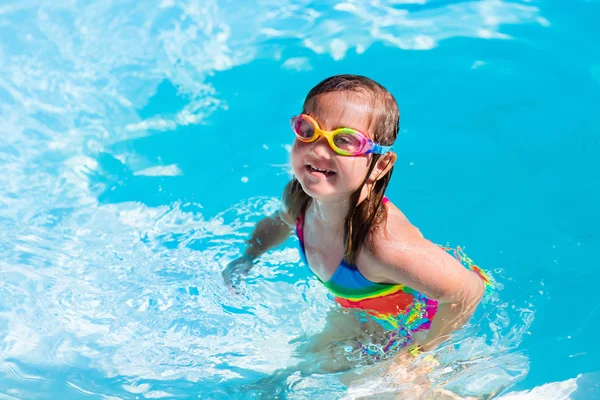 Niños aprendiendo a nadar en la piscina — Foto de Stock