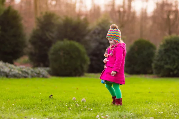 Kleines Mädchen spielt im Herbstpark — Stockfoto