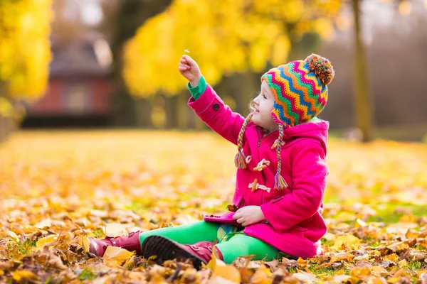 Sonbahar parkta oynarken küçük kız — Stok fotoğraf
