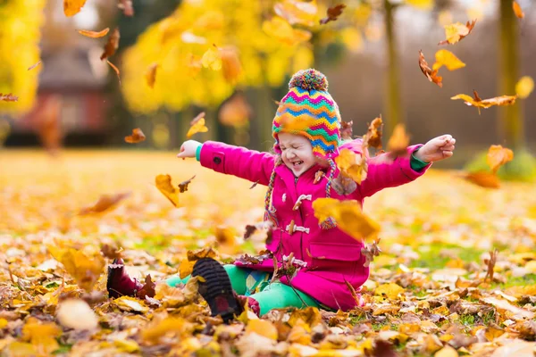 Niña jugando en el parque de otoño — Foto de Stock