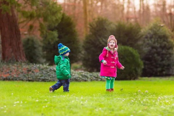 Őszi parkban játszó gyerekeket — Stock Fotó