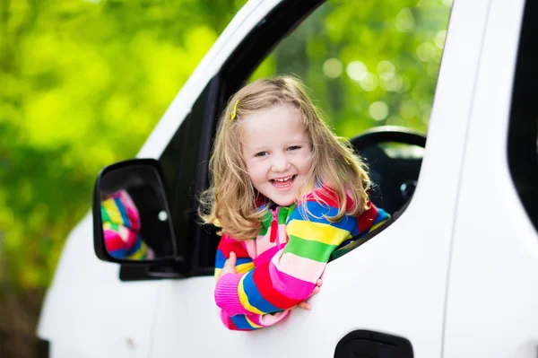 Beyaz arabanın içinde oturan küçük kız — Stok fotoğraf