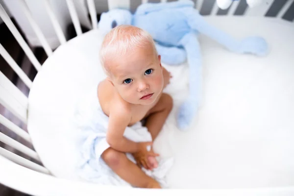 Baby boy crying in bed — Stock Photo, Image
