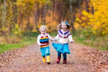 sonbahar parkta oynayan çocuklar