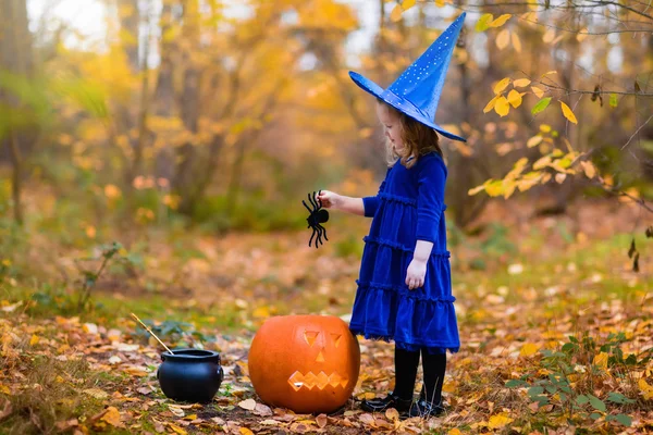 Маленька дівчинка на Хеллоуїн трюк або частування — стокове фото