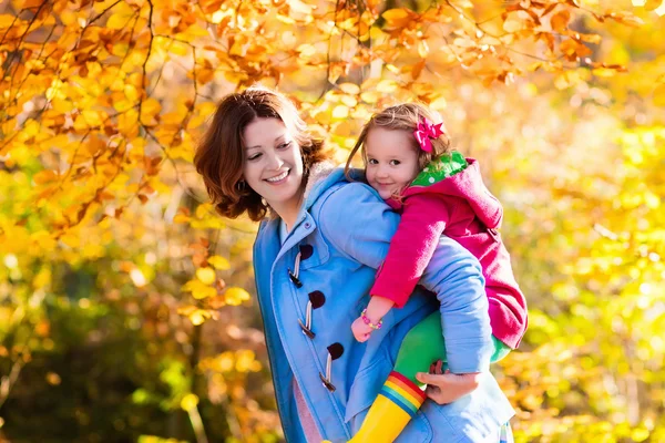 Mother and child in autumn park — Stock Photo, Image