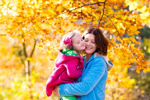 Mère et enfant dans le parc d'automne — Photo