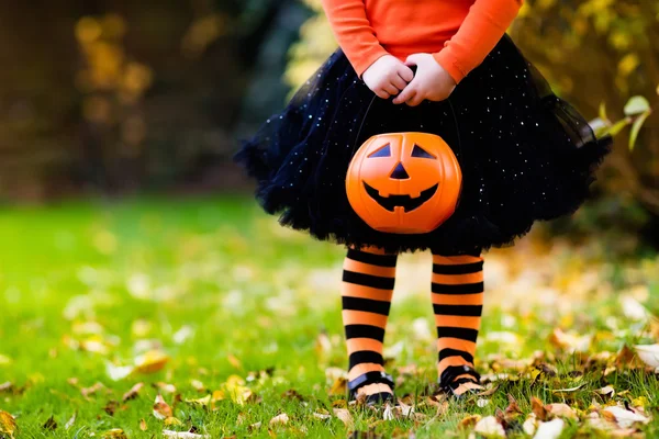 Kislány szórakozik a Halloween fogás vagy élvezet — Stock Fotó