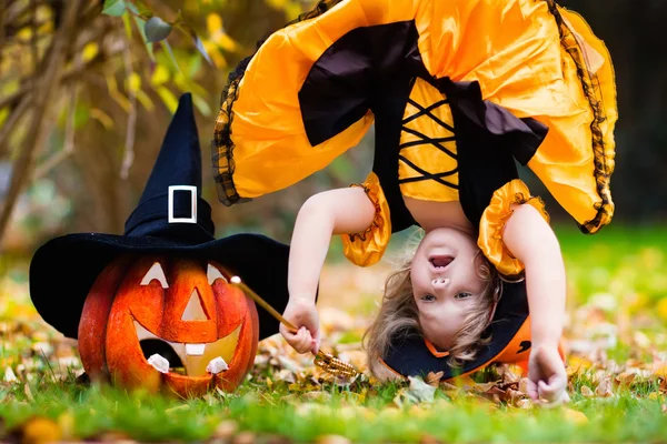 Klein meisje met plezier op Halloween trick or Treat — Stockfoto