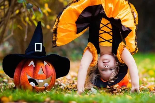 Menina se divertindo no truque de Halloween ou tratar — Fotografia de Stock