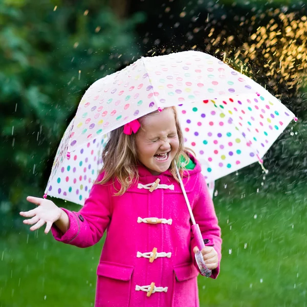 Little girl with umbrella in the rain — Stock Photo, Image