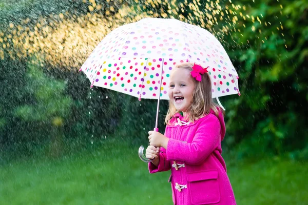 Yağmurda şemsiyeli küçük kız — Stok fotoğraf