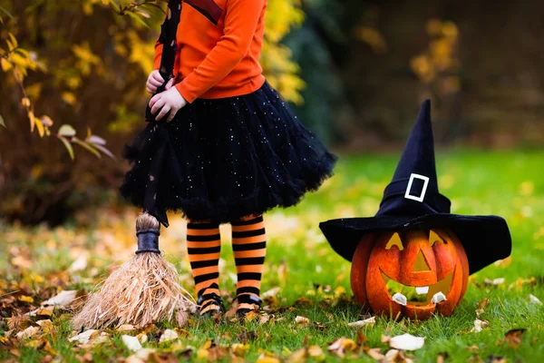 Klein meisje met plezier op Halloween trick or Treat — Stockfoto