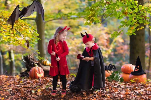 Дети на Хэллоуин трюк или удовольствие — стоковое фото