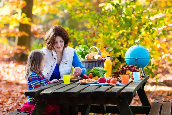 Mère et fille mettent la table pour pique-nique en automne — Photo