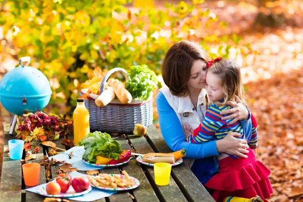 Mãe e filha definir mesa para piquenique no outono — Fotografia de Stock