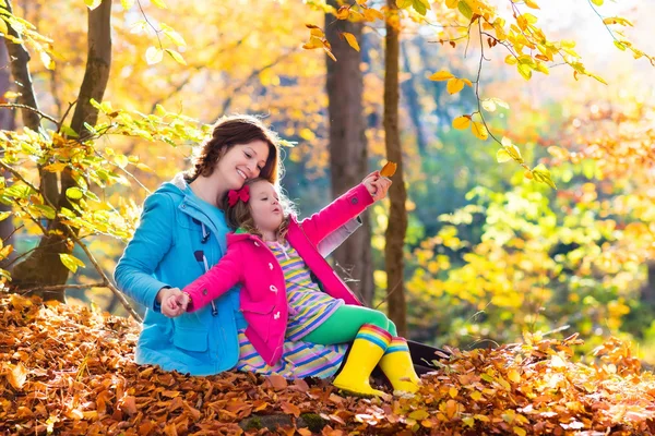 Mère et enfant dans le parc d'automne — Photo