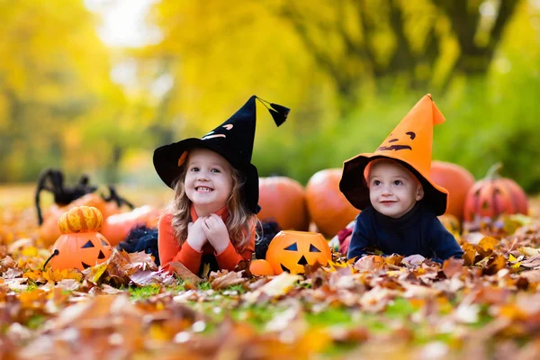 Kinderen met pompoenen op Halloween — Stockfoto