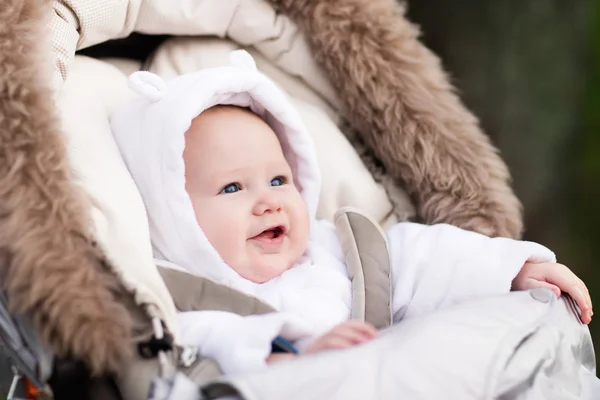 Pequeno bebê no carrinho — Fotografia de Stock