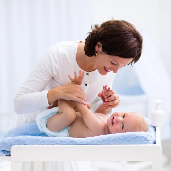 Mother and baby on changing table — Stock Photo, Image