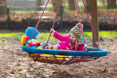 Çocuklar Bahçesi salıncak üzerinde