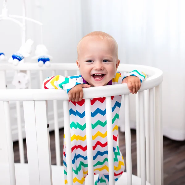 Kleiner Junge steht im Bett — Stockfoto