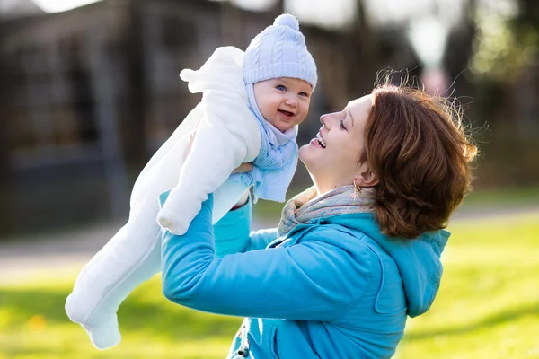 Mãe e bebê no parque de outono — Fotografia de Stock