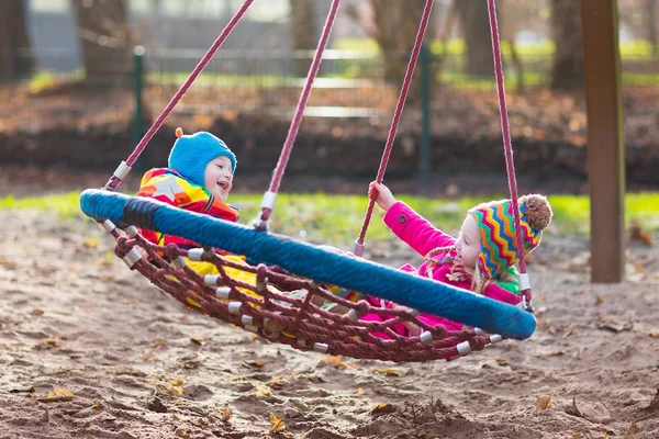 Barn på lekplats swing — Stockfoto